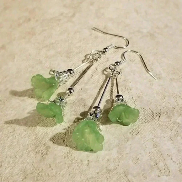 Frosted Lucite Tulip Earrings Green - Picture 1 of 2